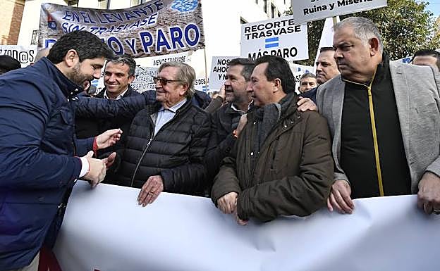 Galería. El presidente de la Región, Fernando López Miras y Lucas Jiménez (Scrats), este viernes, en la protesta contra el recorte del Trasvase frente a la Delegación del Gobierno.