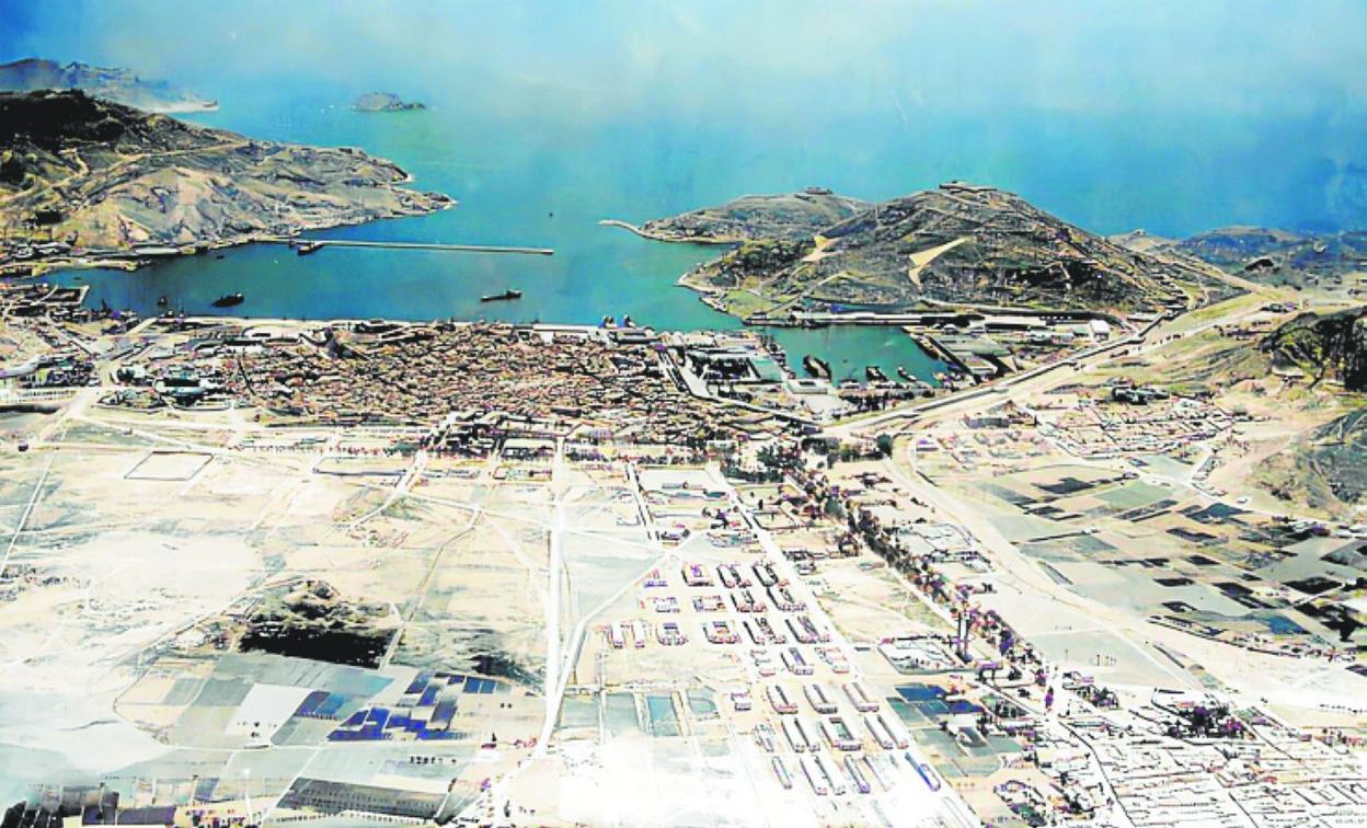 Cartagena, en 1923, luminosa y próspera, abierta a su Ensanche. En esta foto se pueden ver las Casas Baratas en construcción.