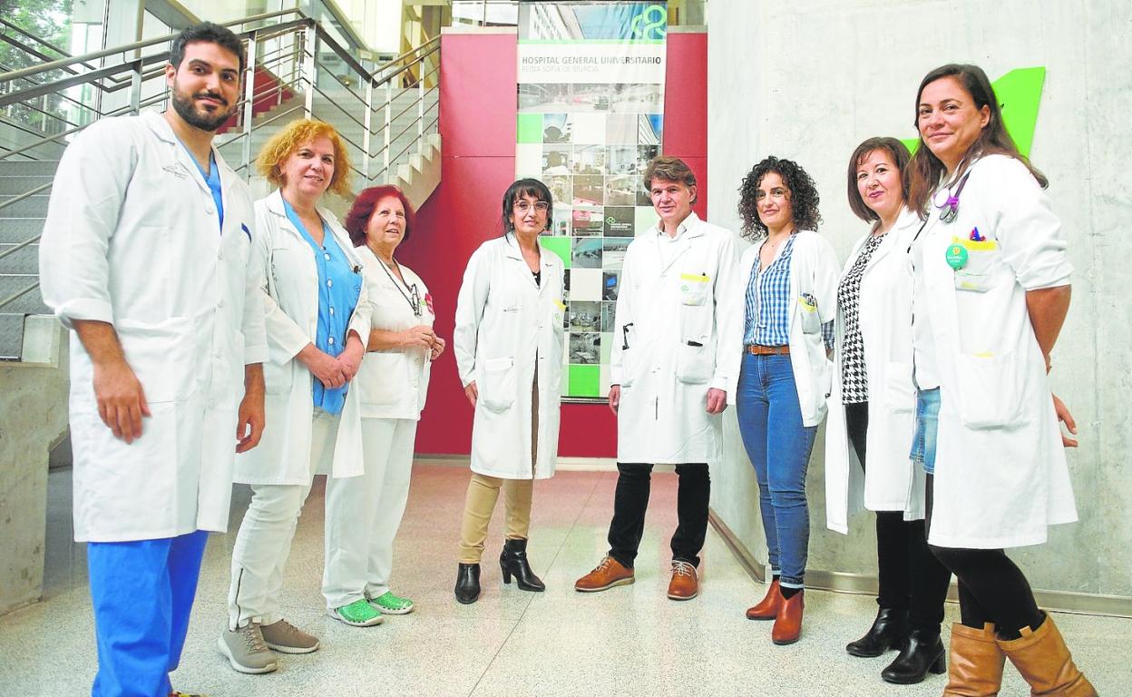 El equipo de la Unidad de Enfermedades Infecciosas del Reina Sofía, esta semana en el hospital. De izquierda a derecha: Román González, Teresa Guillén, May Villalba, Ángeles Muñoz, Enrique Bernal, Toñi Alcaraz, María Dolores Hernández y Cristina Tomás. 