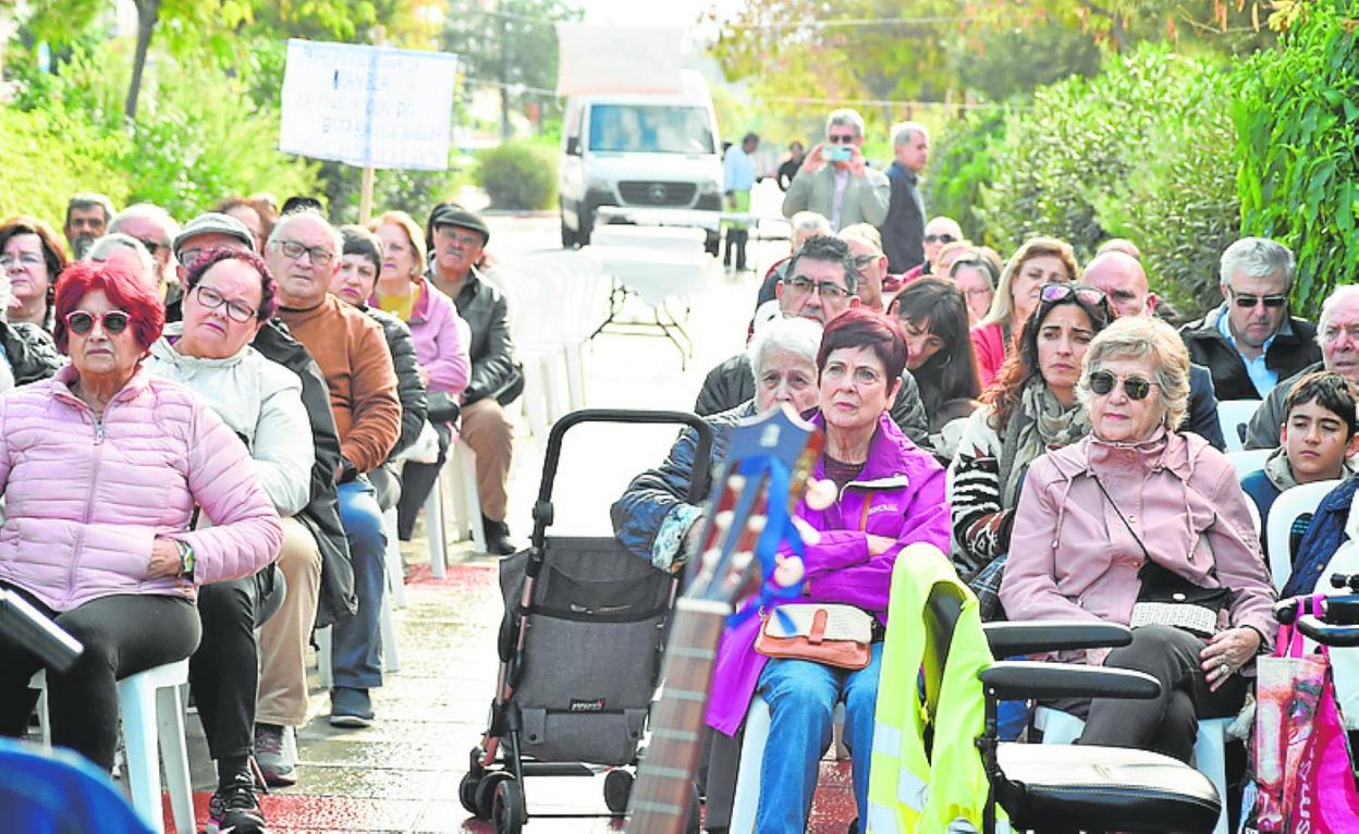 Los vecinos se reunieron en el paseo de la Rambla. 