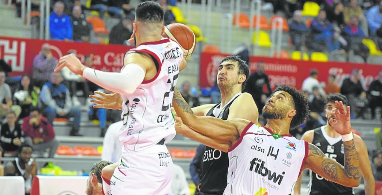 Sergio Mendiola, ayer, recibe el tapón de Kovacevic. 