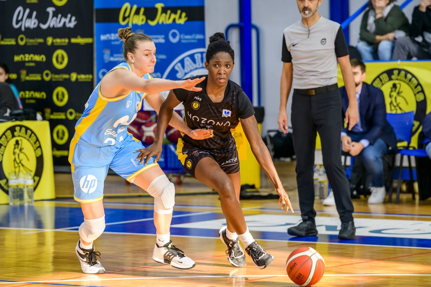 Higgs, con el balón, acosada por una rival. 