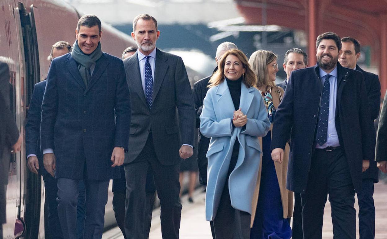 Pedro Sánchez, Felipe VI, Raquel Sánchez y Fernando López Miras, este lunes, instantes antes de subir al AVE Madrid-Murcia.