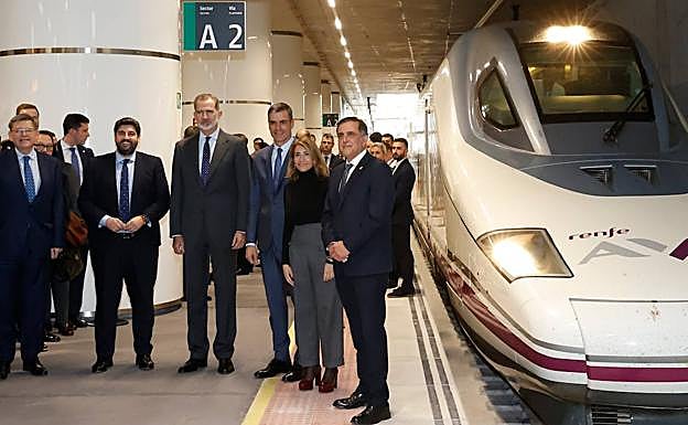 Ximo Puig, Fernando López Miras, Felipe VI, Pedro Sánchez, Raquel Sánchez y José Antonio Serrano, este lunes, junto al primer tren AVE de la conexión Madrid-Murcia.