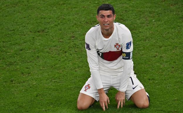 Cristiano Ronaldo se lamenta tras el KO de Portugal frente a Marruecos en cuartos de final.