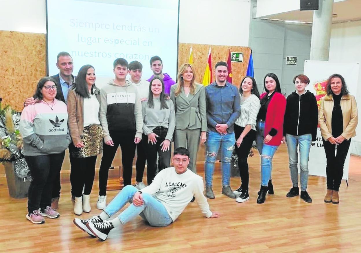 La directora del SEF, Marisa López –sexta por la derecha–, posa con los jóvenes de Librilla. 