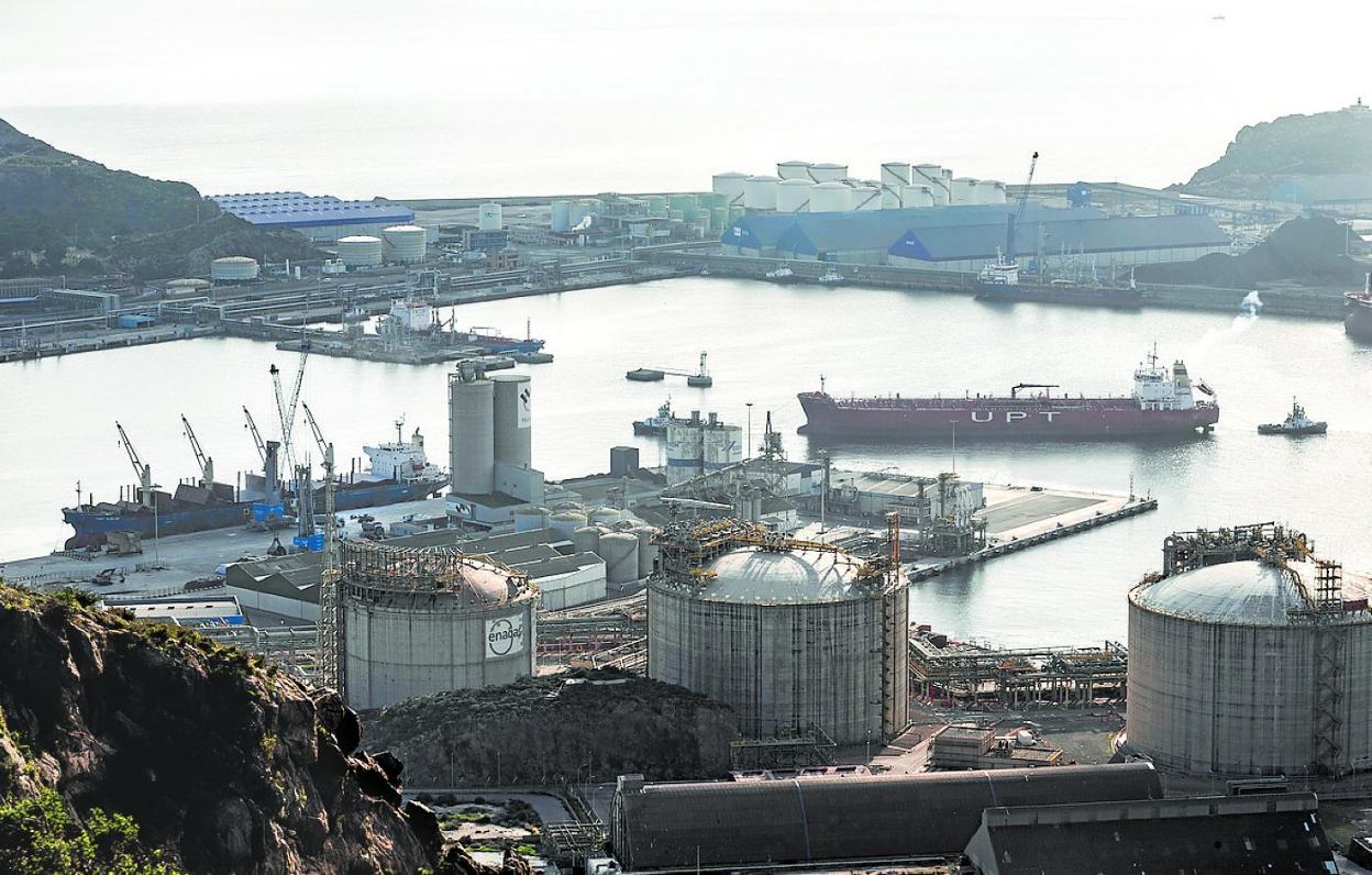 Un petrolero maniobra en la dársena de Escombreras. 