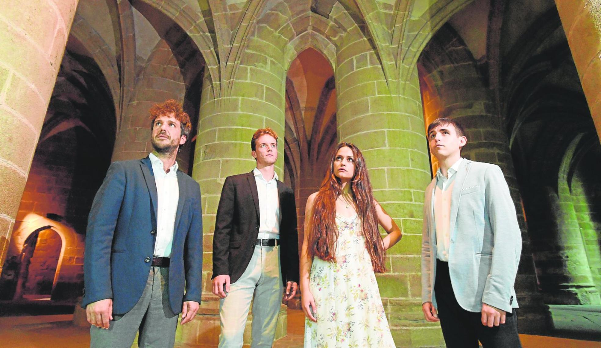 Jorge Losana, Valentín Miralles, Inés Alonso y Oriol Guimerà en Mont Saint-Michelle (Francia).