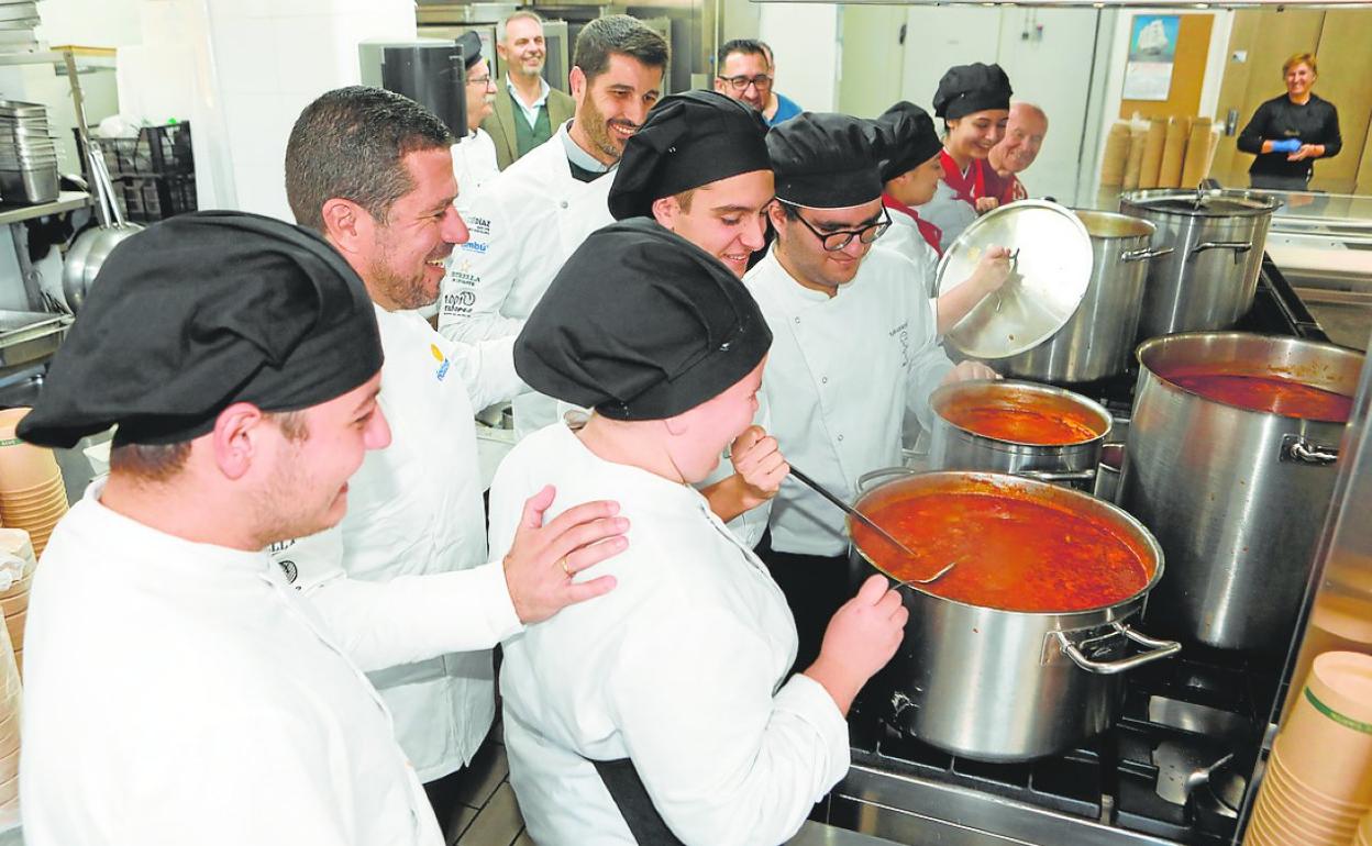 Varios cocineros preparan las raciones de olla gitana en las cocinas del hotel Hacienda Real Los Olivos, ayer.
