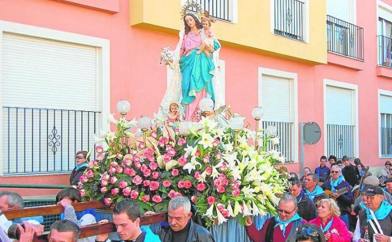 Imagen de archivo de variso vecinos transportan a hombros a la Virgen de la Candelaria.