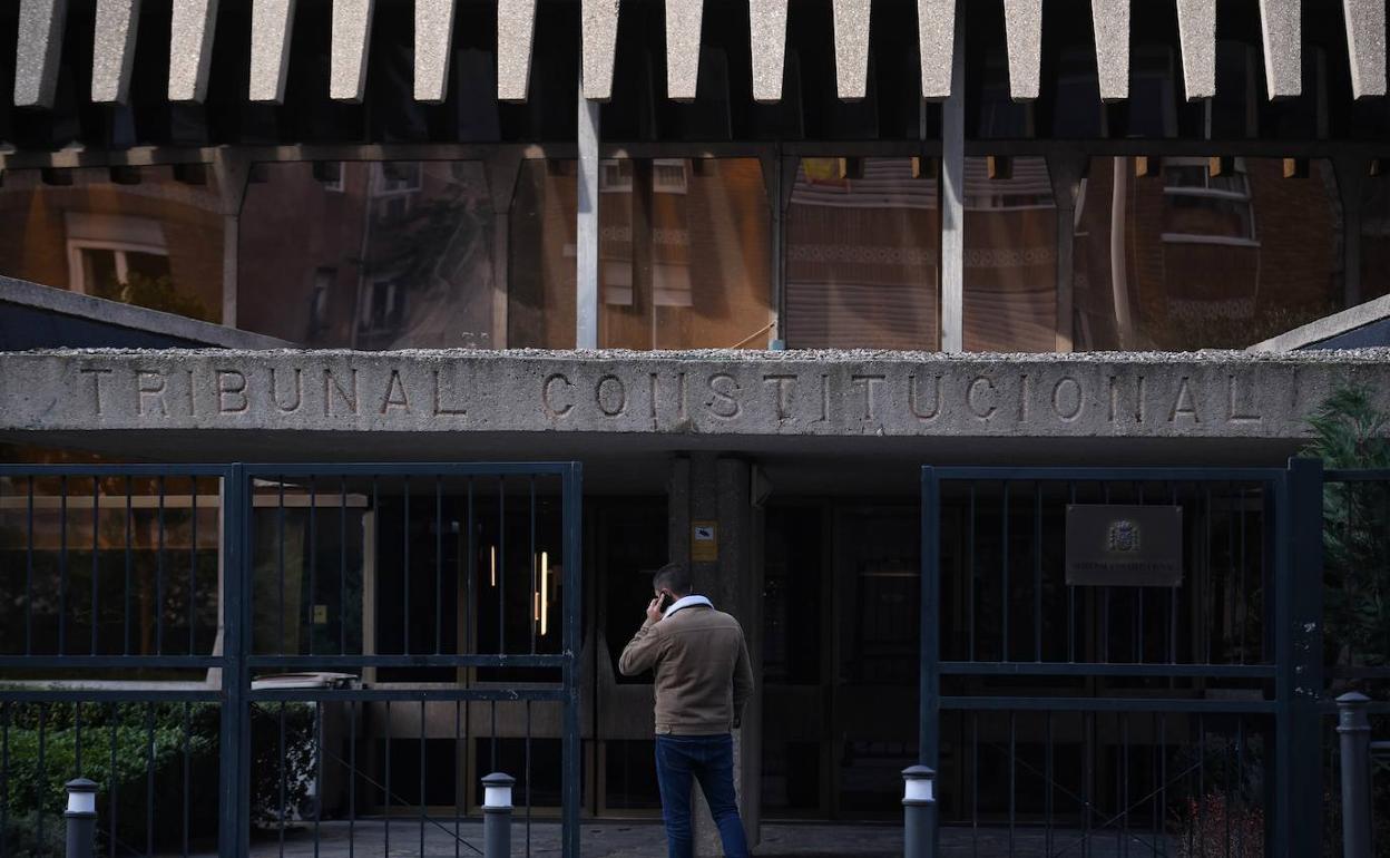 Puerta principal del edificio del Tribunal Constitucional este lunes. 