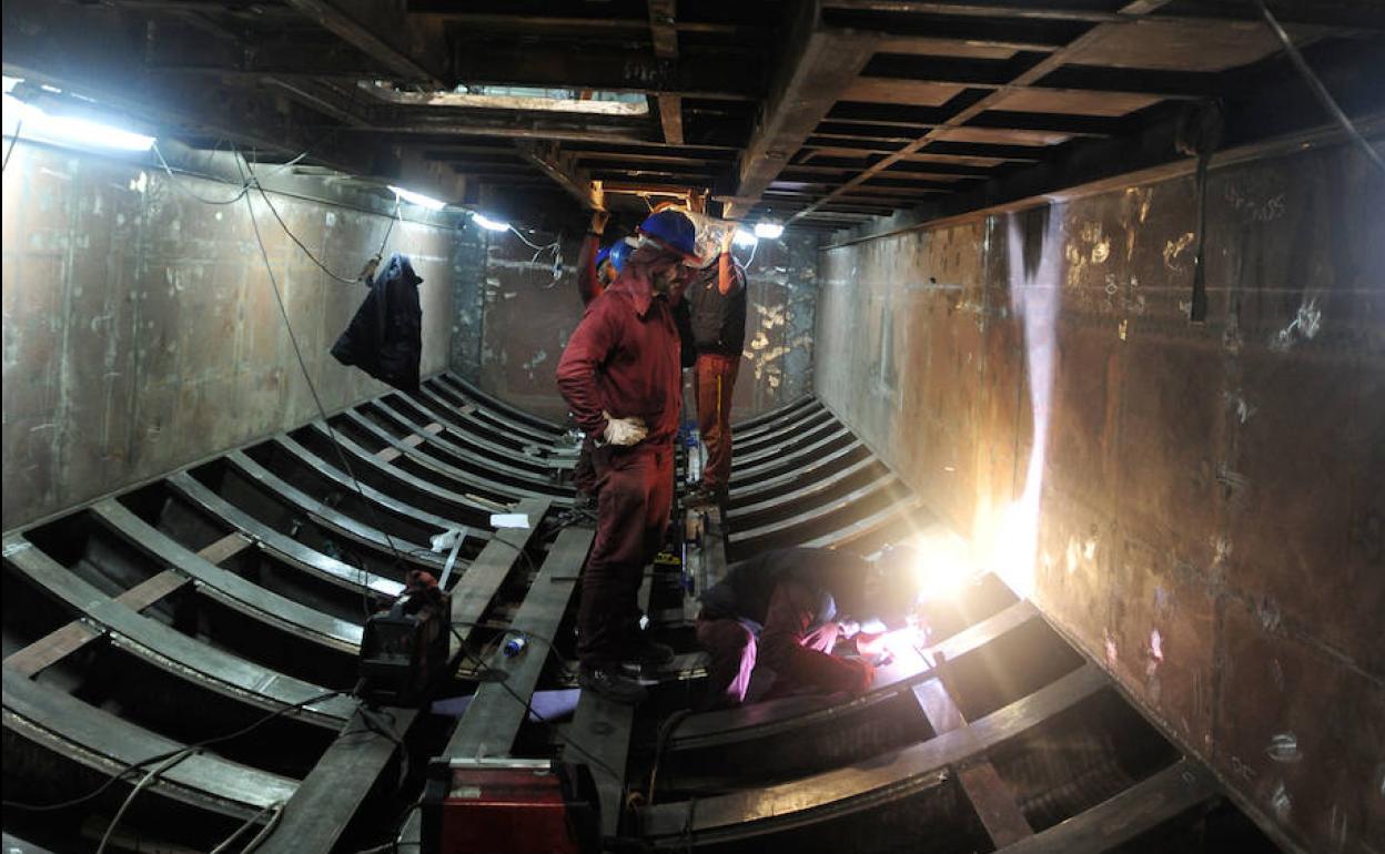 Trabajadores del astillero de Cartagena sueldan unas piezas dentro del primer submarino de la Serie 80 para la Armada Española. 