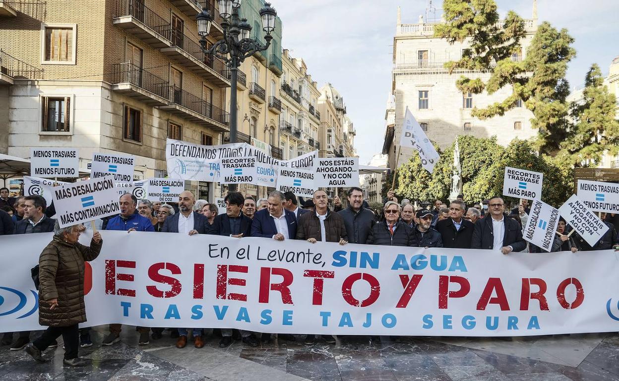 Los regantes del Trasvase Tajo-Segura, durante la protesta de este martes en la plaza de la Virgen de Valencia.