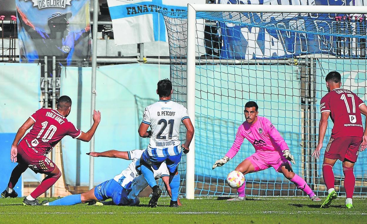 Pablo Ganet marca el primer gol del Real Murcia en el partido del pasado domingo contra el Atlético Baleares. 