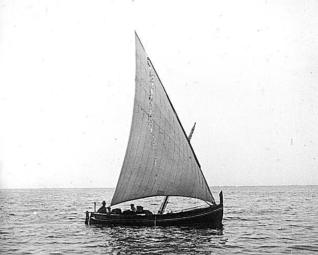 Falúa en el Mar Menor. Embarcación de vela latina surca las aguas mansas del Mar Menor. 