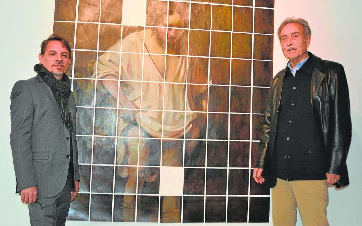 Los pintores Martín La Rosa y Pedro Cano, junto a una obra del argentino expuesta en Blanca. 