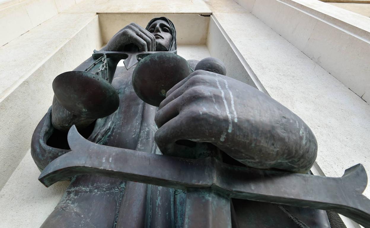 Detalle de la estatua en la fachada de la sede de la Audiencia Provincial, en Murcia. 