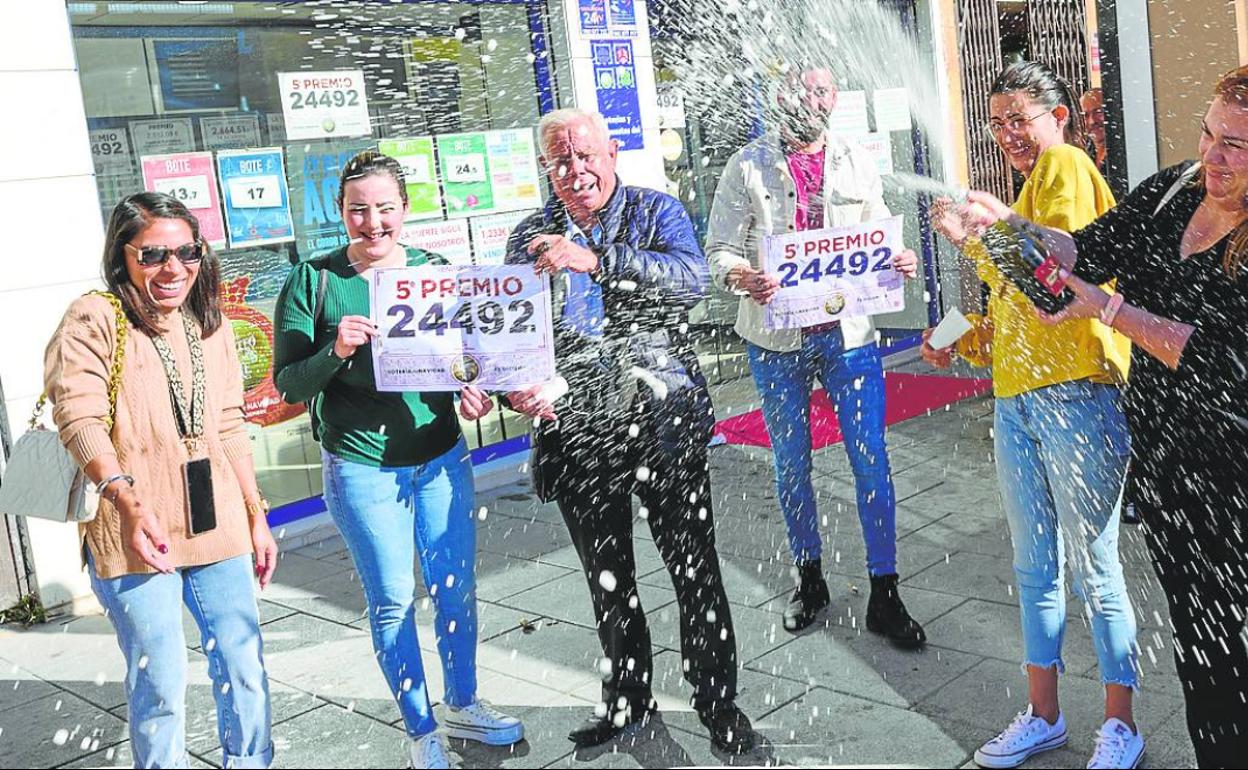 Trabajadores y clientes del despacho de Fortuna celebran el quinto premio del número 24492.