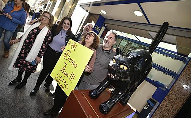 Administración de lotería de El Gato Negro, este jueves, tras dar el Gordo de la Lotería de Navidad 2022.