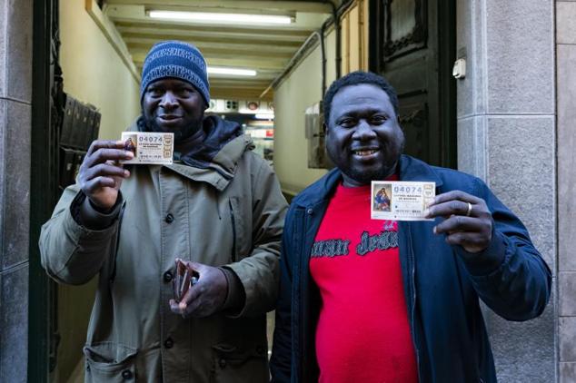 Dos ciudadados gambianos residentes en la pobación de Olot.