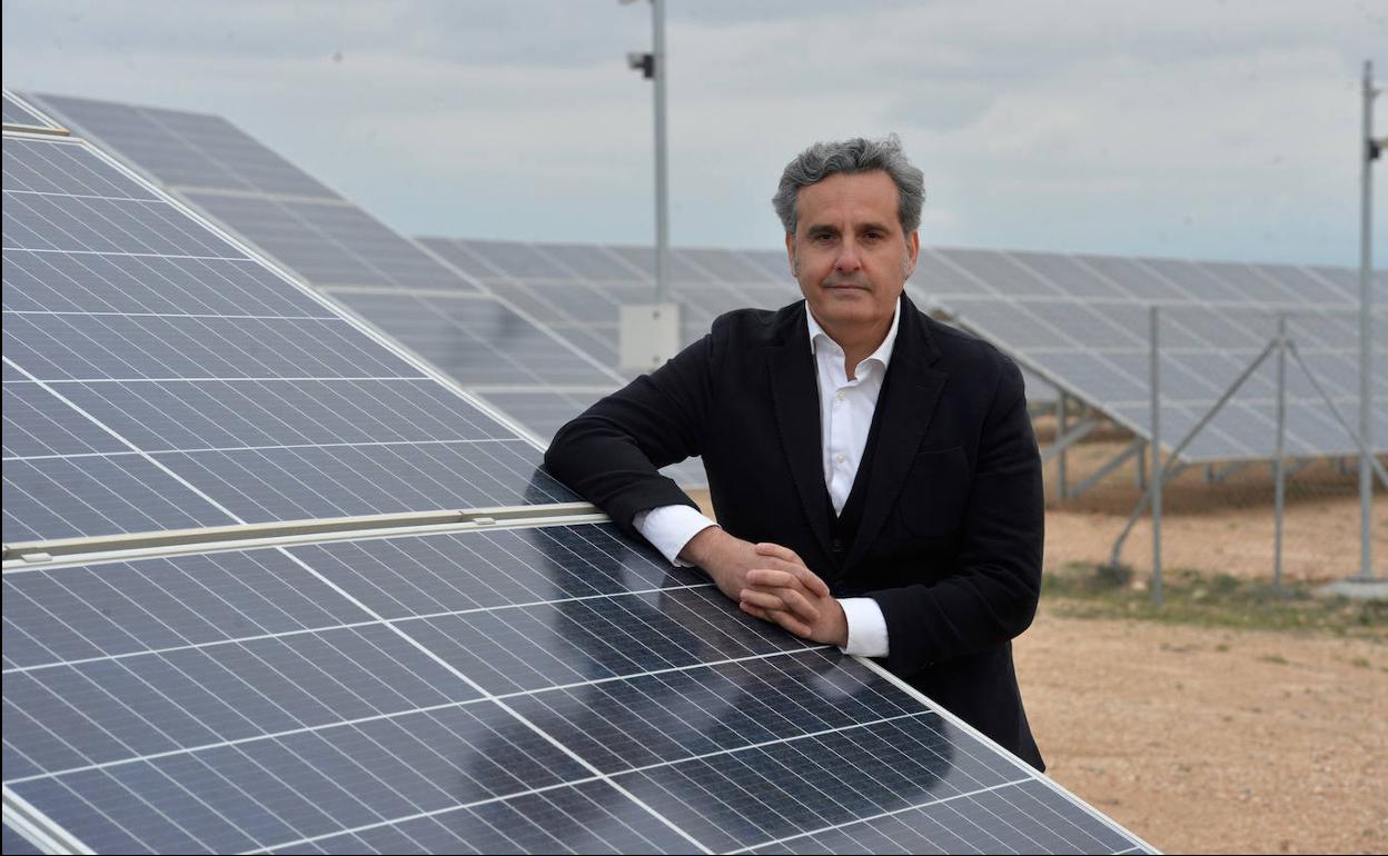 Miguel Ángel Martínez-Aroca, en la planta fotovoltaica de El Ardal (Yecla), de la que es socio.