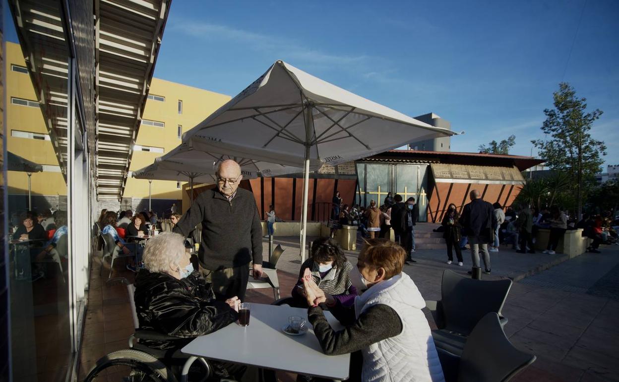 Imagen de archivo de un centro de mayores de Murcia. 