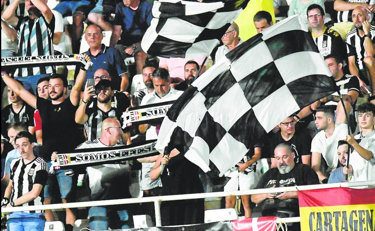 Aficionados del Efesé animan a su equipo en el partido de esta temporada contra el Zaragoza.