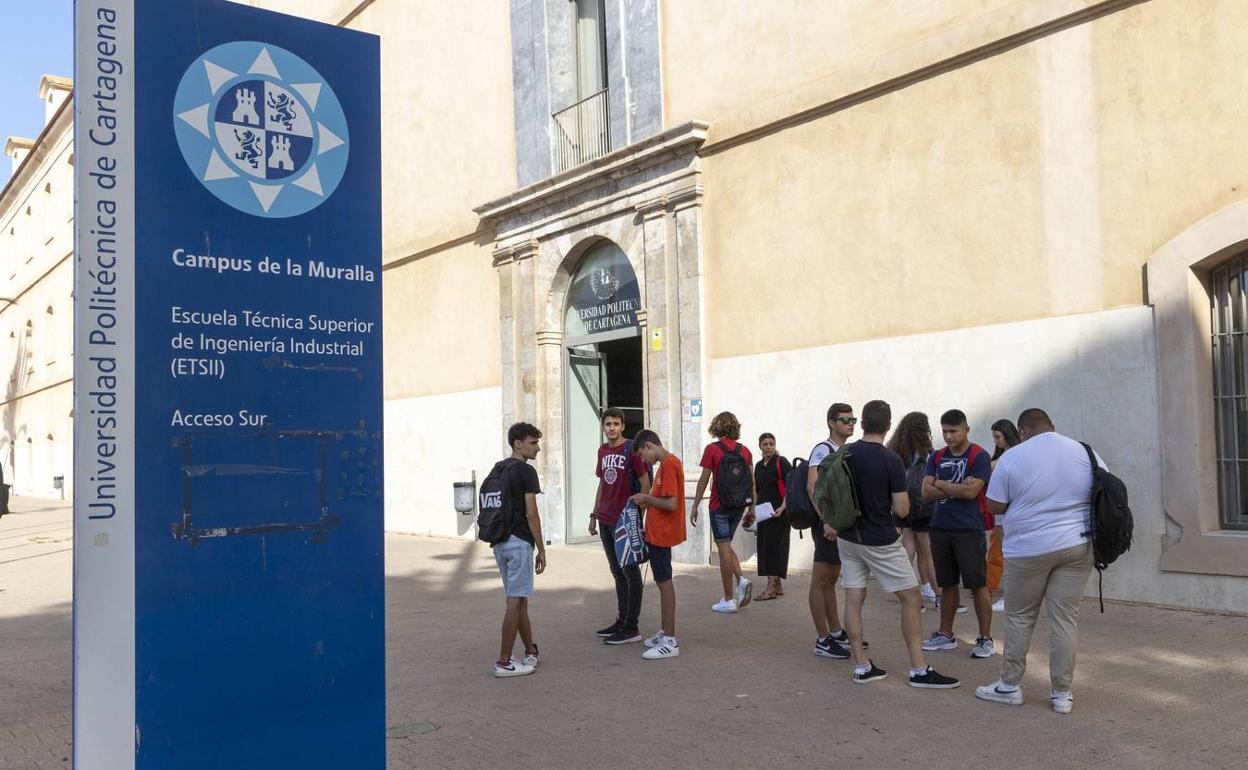 Alumnos en el campus de la UPCT en una imagen de archivo. 