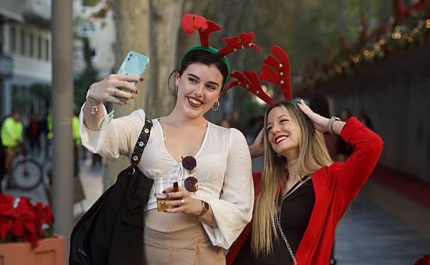 Galería. Dos chicas se hacen un 'selfie' en Alfonso X este sábado por la tarde durante la 'Tardebuena'. 