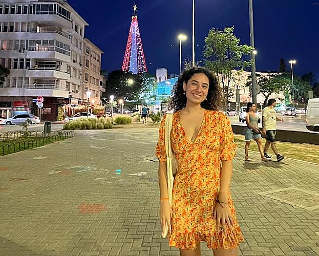 La murciana María Sánchez del Toro, en las calles de la ciudad argentina de Córdoba, frente al árbol de navidad municipal.