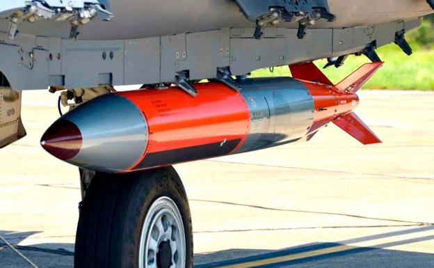 Un prototipo de la bomba B61-12 con el kit de cola guiada por GPS.