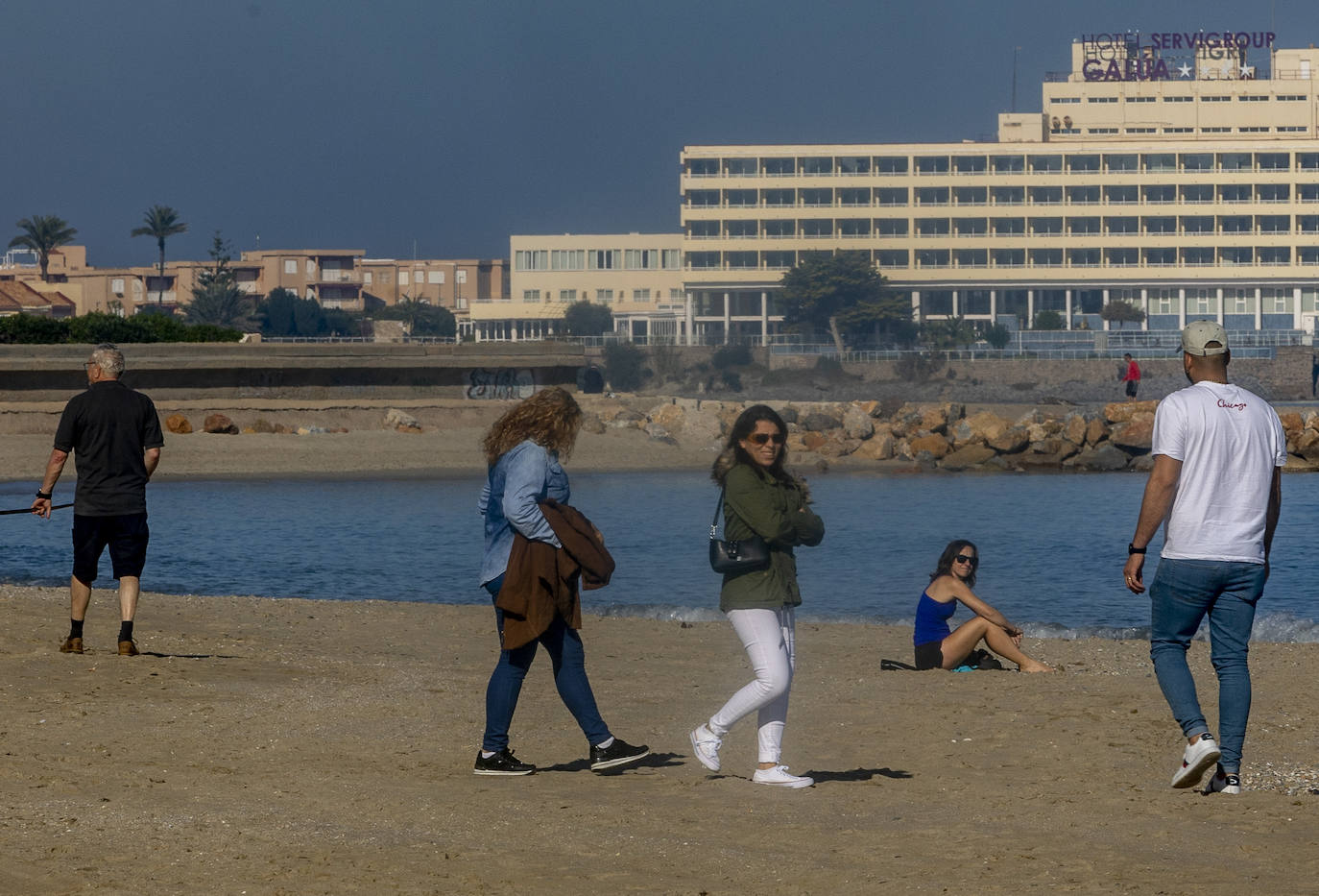 Fotos: Las altas temperaturas del 25 de diciembre llenan los restaurantes y las playas de La Manga