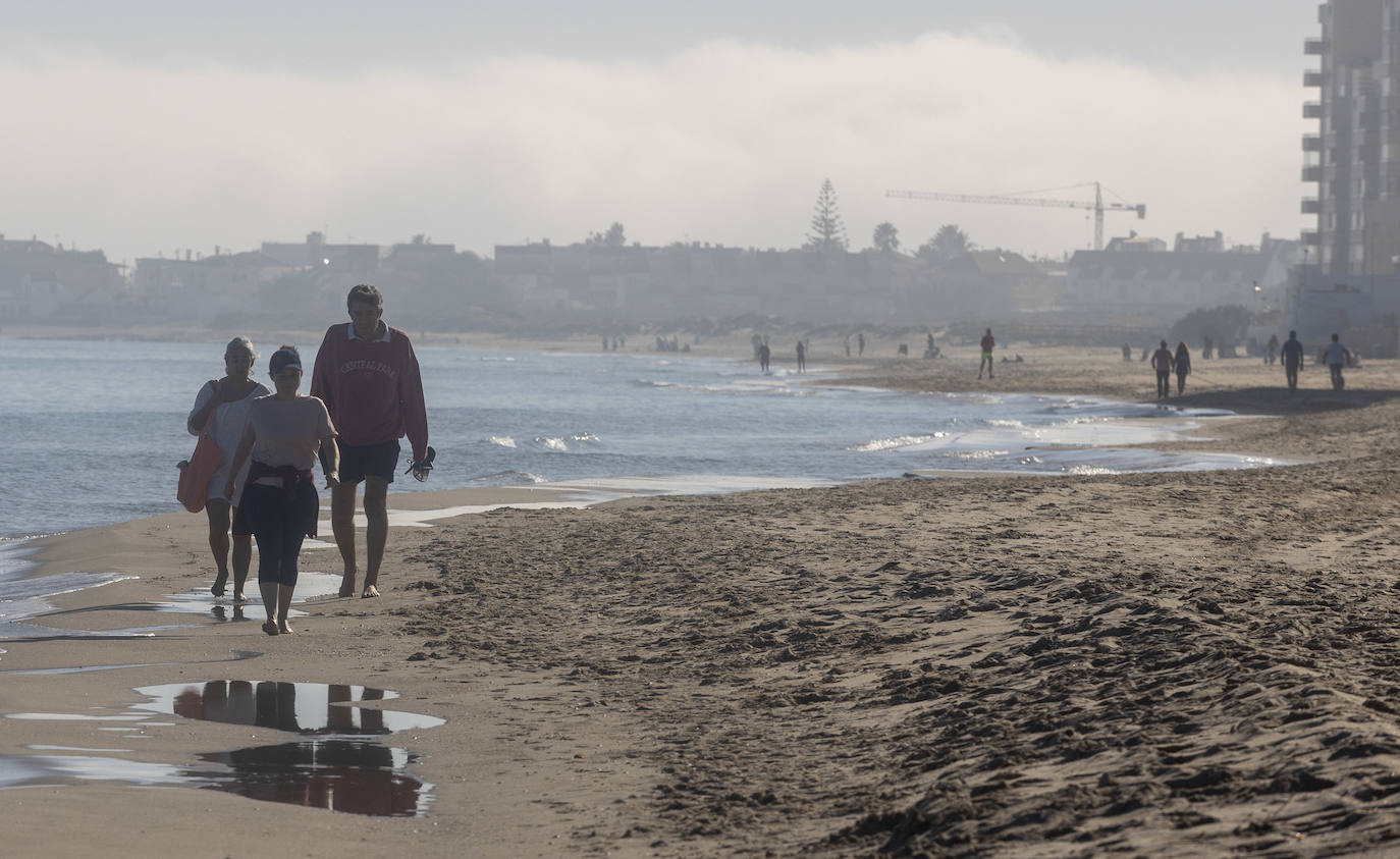 Fotos: Las altas temperaturas del 25 de diciembre llenan los restaurantes y las playas de La Manga
