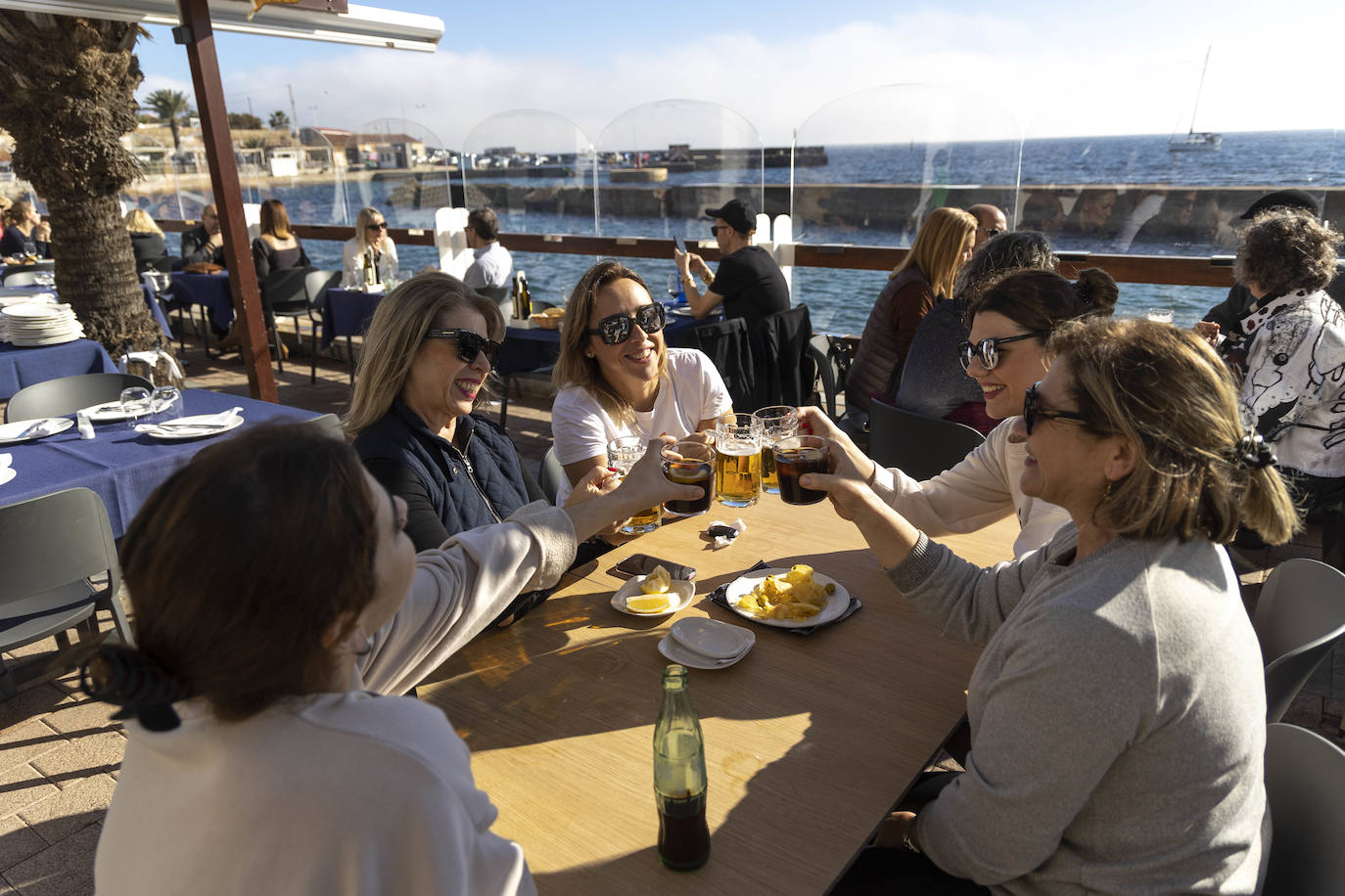Fotos: Las altas temperaturas del 25 de diciembre llenan los restaurantes y las playas de La Manga