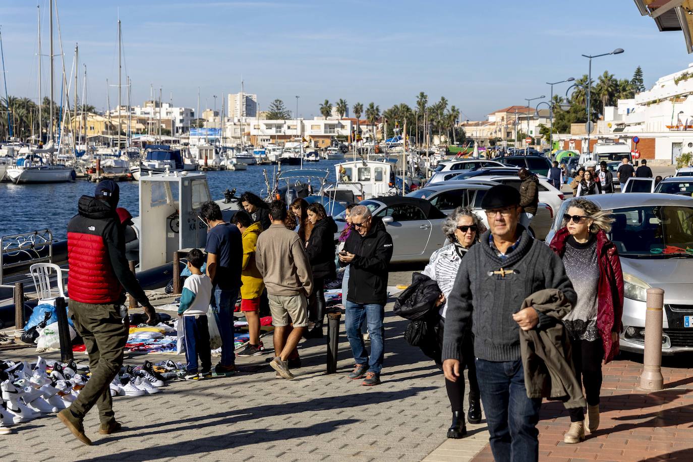 Fotos: Las altas temperaturas del 25 de diciembre llenan los restaurantes y las playas de La Manga