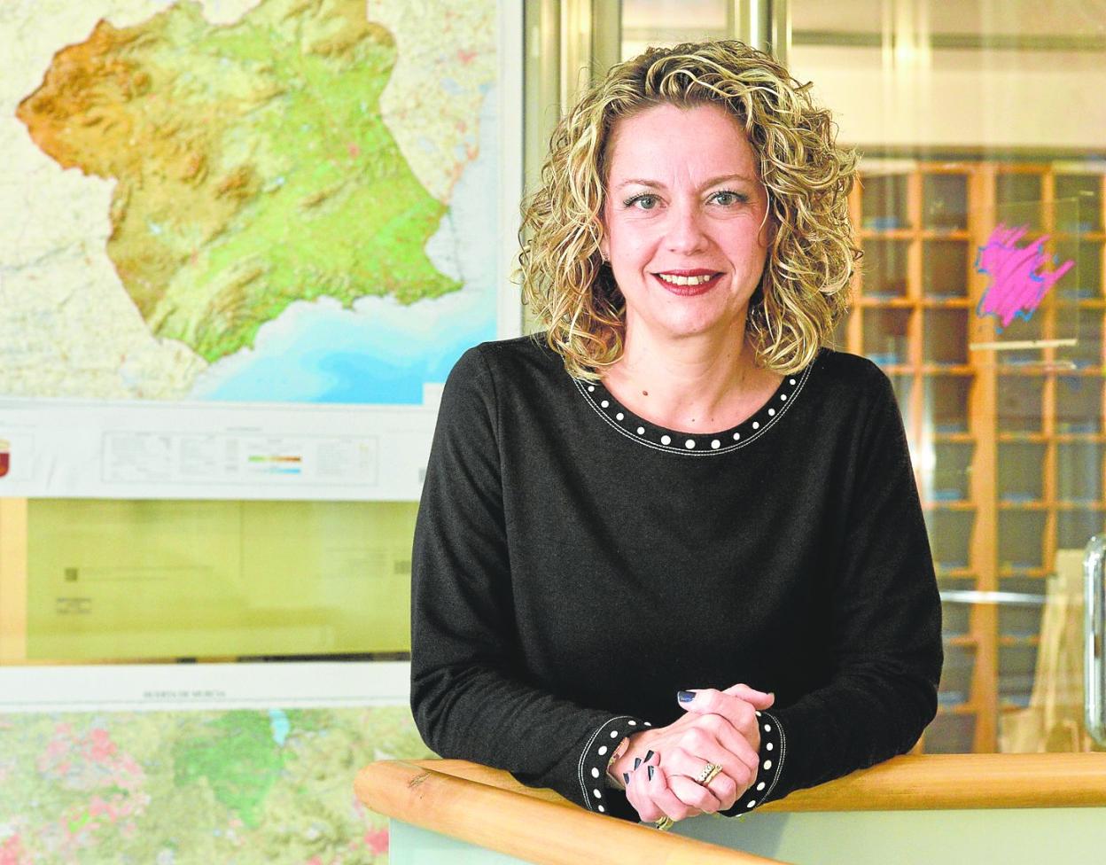 Penélope Mérida posa en el palacio de Las Balsas, sede de las oficinas de la Sociedad Murcia Alta Velocidad. 