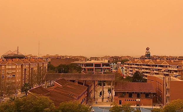 Galería. La calima tiñe Murcia de naranja.
