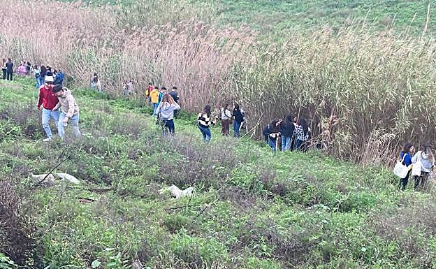 Galería. Jóvenes orinando en el río Segura.