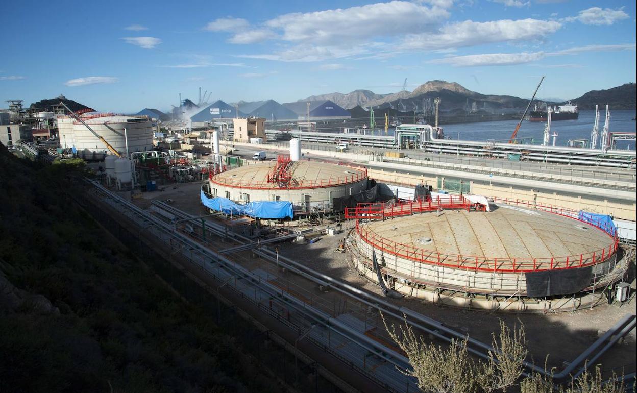 Vista de los cuatro tanques que Repsol construye en sus instalaciones del puerto de Escombreras.