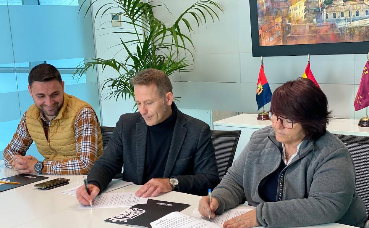 Firma del convenio de colaboración con la asociación Amigos del Ocio y la cultura de La Ermita