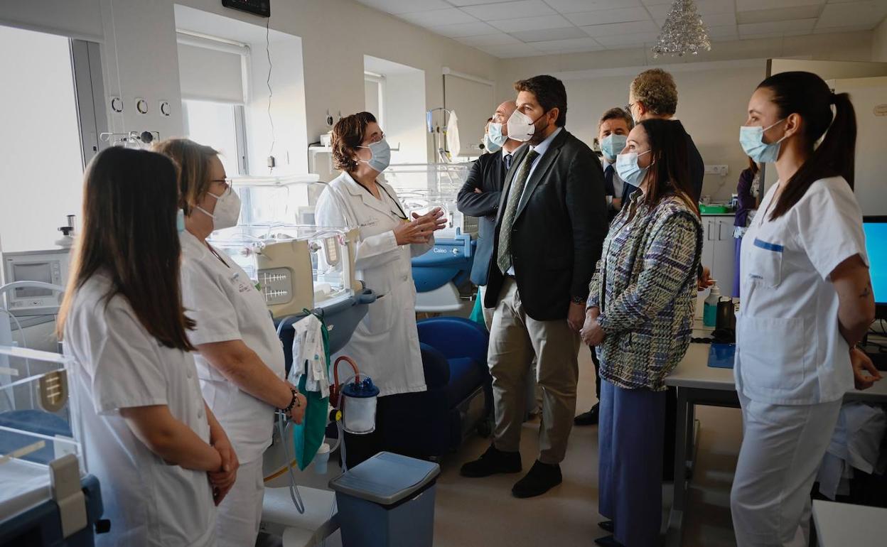 Fernando López Miras, este martes, en el servicio de Maternidad del hospital Virgen del Castillo de Yecla. 