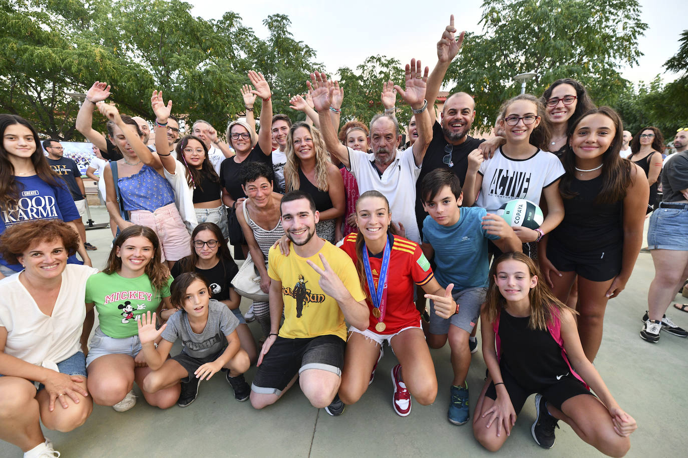 Otra deportista murciana que pisa fuerte: la futbolista murciana Silvia Lloris, que ganó el Mundial sub-20 con España un mes después de triunfar en el Europeo sub-19. El viernes 2 de septiembre recibió un merecido homenaje de sus vecinos en El Palmar. | Ros Caval / AGM