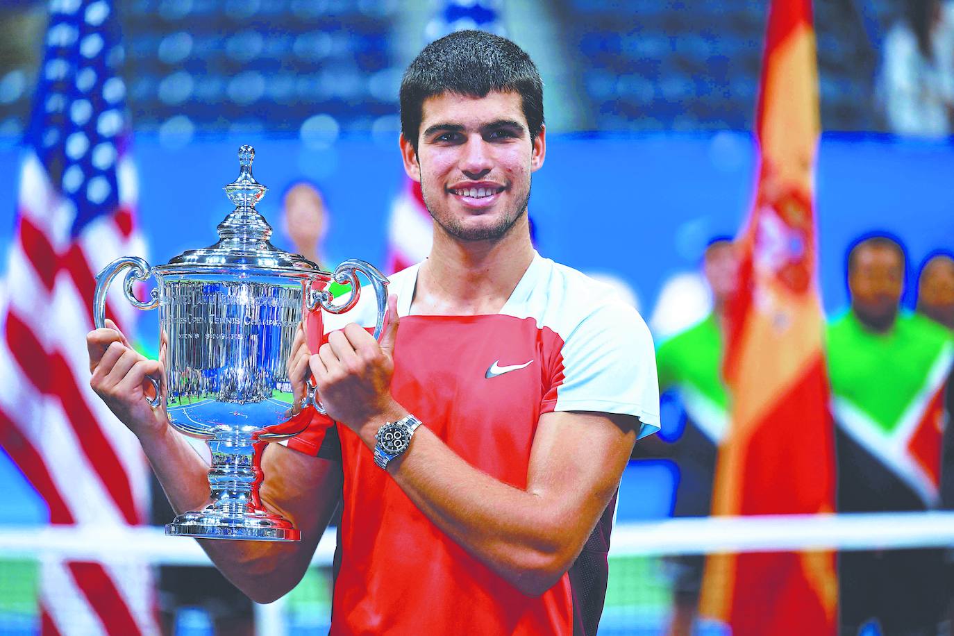 El tenista murciano Carlos Alcaraz alcanzó un hito histórico: ganó su primer torneo de Grand Slam con su victoria sobre el jugador noruego Casper Ruud y con ese triunfo se convirtió con 19 años en el líder de la ATP más joven de la historia, puesto de privilegio que a día de hoy sigue conservando. «Aún no soy consciente de lo que he hecho, pero voy a seguir siendo el mismo chico de siempre», declaró el murciano, que viajó directamente de Nueva York a Valencia para participar con el equipo español en la Copa Davis. | Angela Weiss / AFP