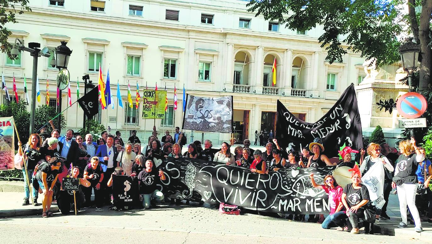 El Mar Menor hace historia en el ordenamiento jurídico español y comunitario: el Senado aprueba la Iniciativa Legislativa Popular (ILP) que reconoce derechos legales a la laguna, culminando así un proceso de dos años en el que una plataforma ciudadana liderada por la profesora de la UMU Teresa Vicente Giménez recogió más de 640.000 firmas. | ILP