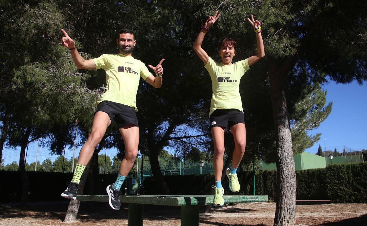 Matías González y Laura Nicolás, ayer, en La Alcayna, después de su sesión de entrenamiento matinal para preparar la San Silvestre. 