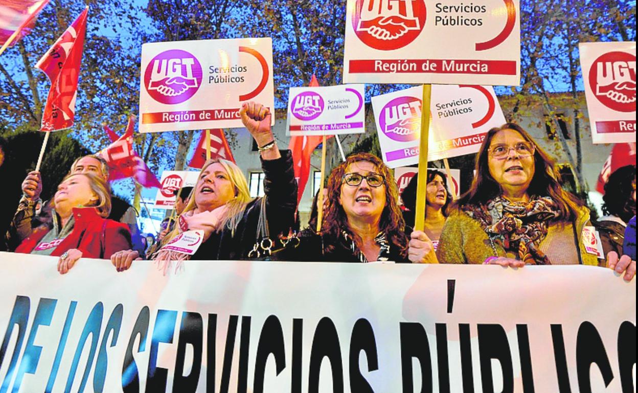 Concentración frente al palacio de San Esteban, ayer.