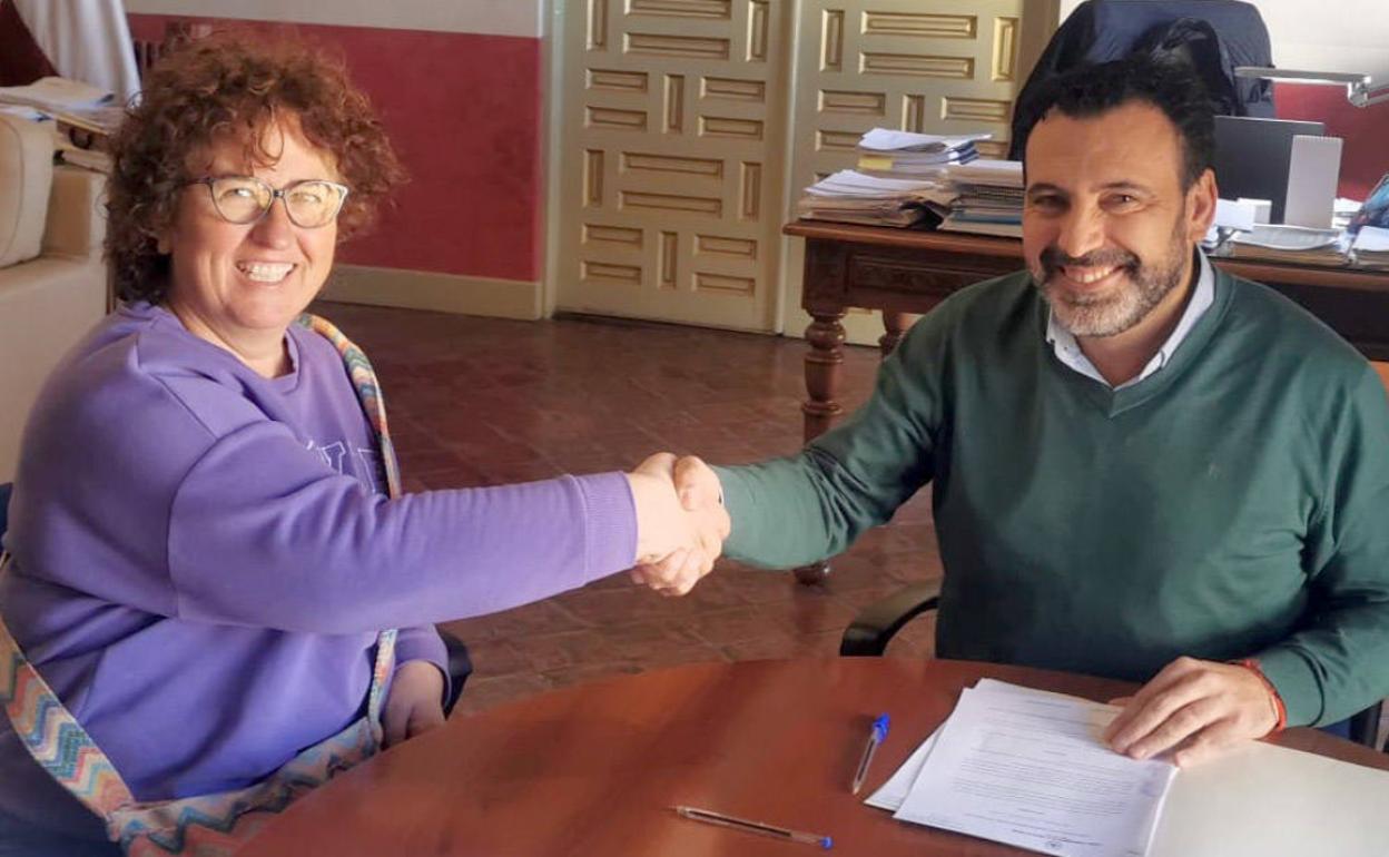 El alcalde de Cehegín, Jerónimo Moya junto a María Dolores Pérez durante la firma del convenio.