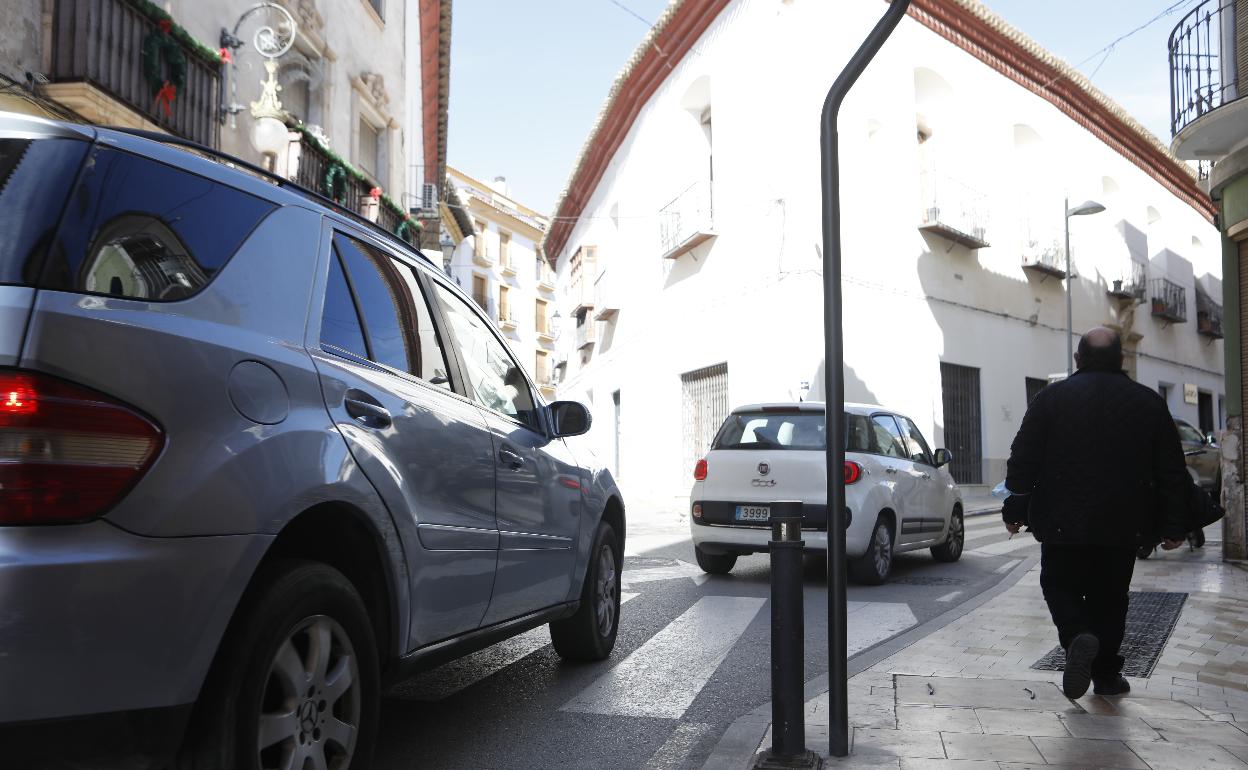 Tráfico de vehículos por la calle Fernando El Santo del casco histórico. 