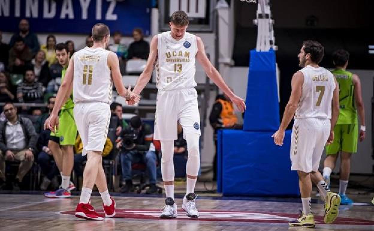 Algunos jugadores del UCAM Murcia en el encuentro antre el Tofas Bursa. 