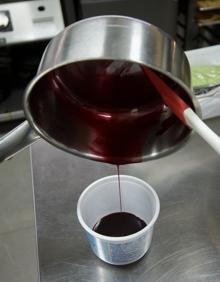 Imagen secundaria 2 - El relleno de las gyozas de cordero contiene uno de los sabores más celebrados del AlmaMater (izq.). El chef vierte en un recipiente el glaseado que luego aplicará al wonton de caldereta de bogavante (der.).